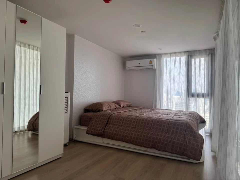 For rent: Life Rama 4 - Asoke Duplex, 2 floors, located on the 35th floor, 48 sq.m. Fully furnished with appliances. Don't miss this opportunity!