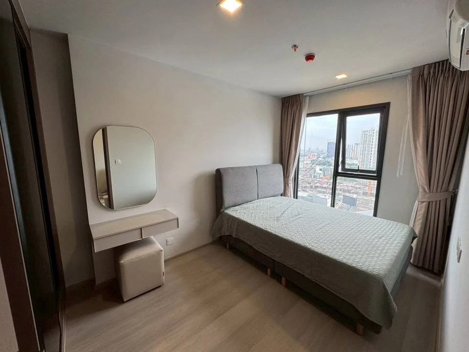 For rent: Life Phaholyothin-Ladprao condo, very high floor unit, furnished with high-quality furniture, ready to move in.