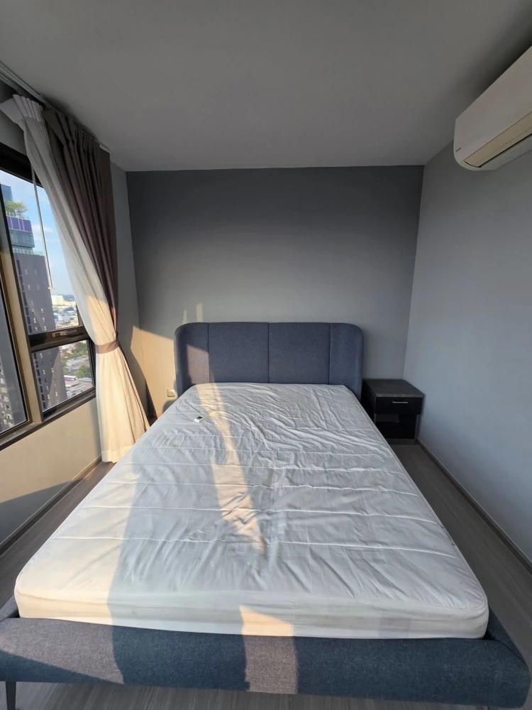 For rent: Life Ladprao. Beautiful view, very high floor, overlooking Chatuchak and Rangsit. Curved glass windows, bright and airy. Book now!