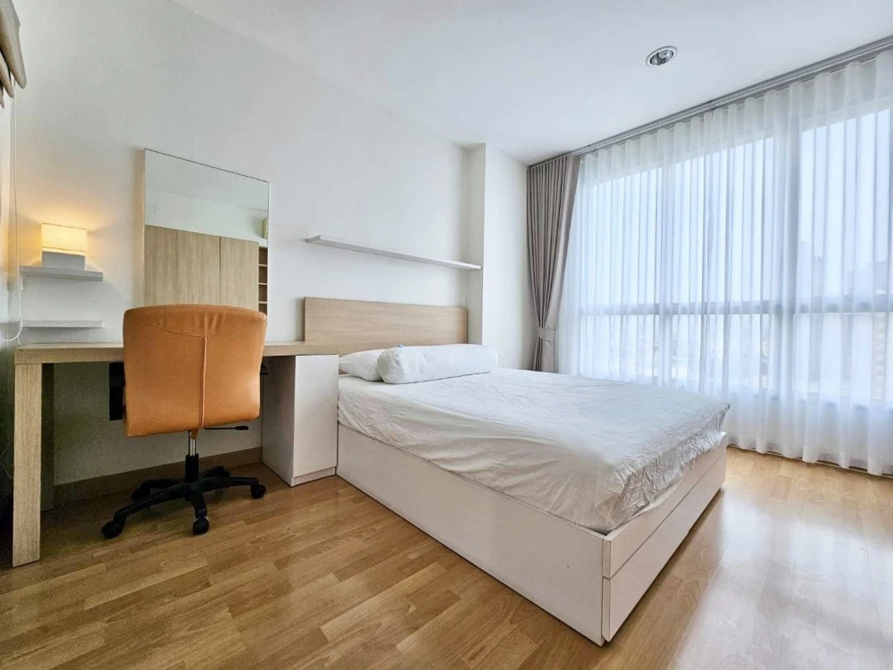 For rent: Life @ Phahon-Ari, a nice room, lots of usable space, comes with complete furniture and amenities. Book now.