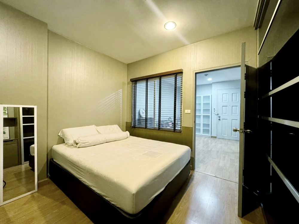 For rent: Life @ Ratchada (Ladprao 36), large room, beautiful, shady afternoon, view of the skytrain, swimming pool, just bring your bags and move in!