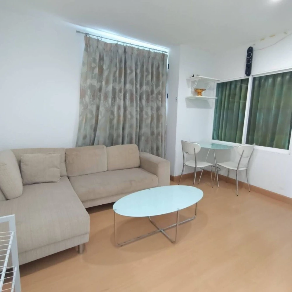 For rent: Life @ Ratchada-Huaikwang, 19th floor, fully furnished room, ready to move in. If you don't book, you'll miss out.