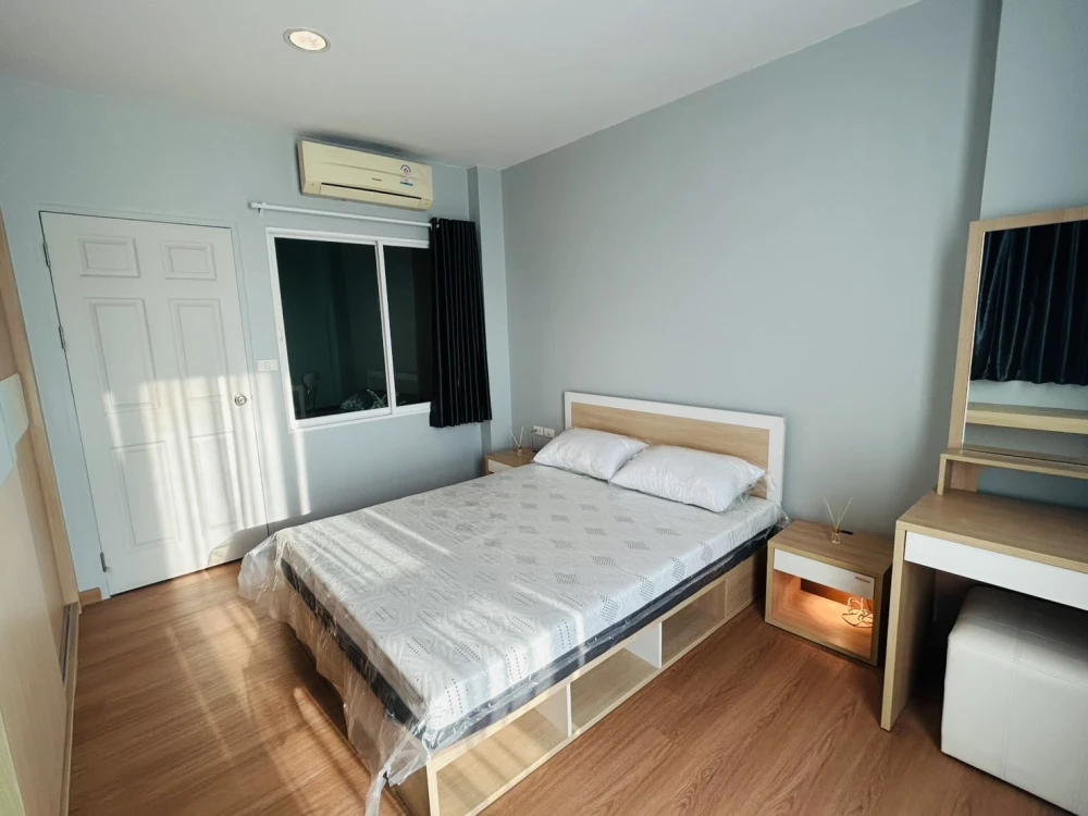 For rent: Life @ Ratchada-Huaikwang. Spacious room with plenty of usable space. Fully furnished. Just bring your suitcase and move in!