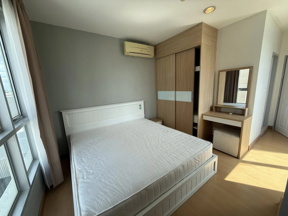 For rent: Life @ Ratchada-Huaikwang, a large, comfortable room with plenty of usable space. Convenient and complete in one place. Hurry and reserve no