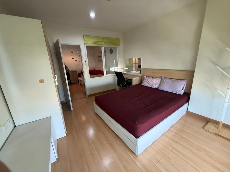For rent: Life @ Ratchada-Suthisan. Spacious floor plan, comfortable living, no cramped feeling, beautiful view, private, and free from noise disturba