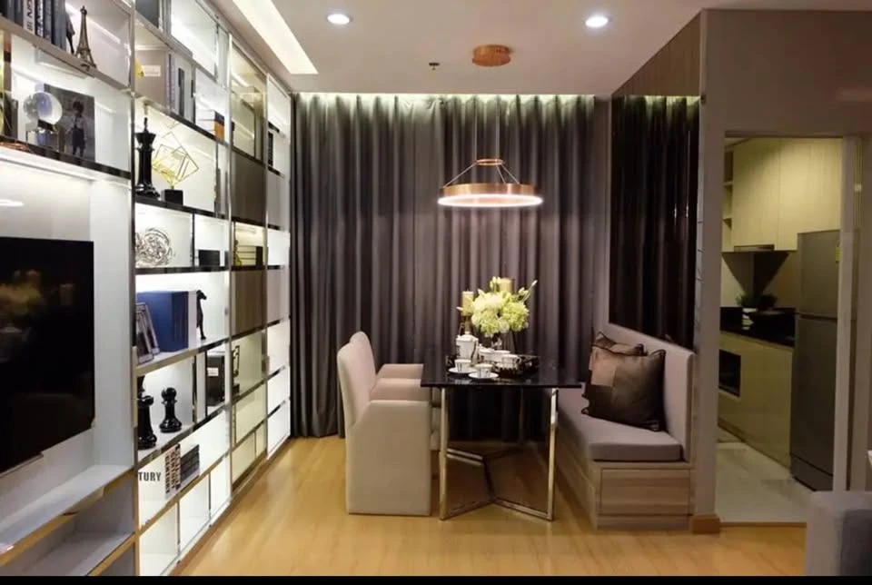 For rent: Life @ Sukhumvit 65, very high floor room, beautiful Ekkamai view, decorated with awesome built-ins, meets all needs.