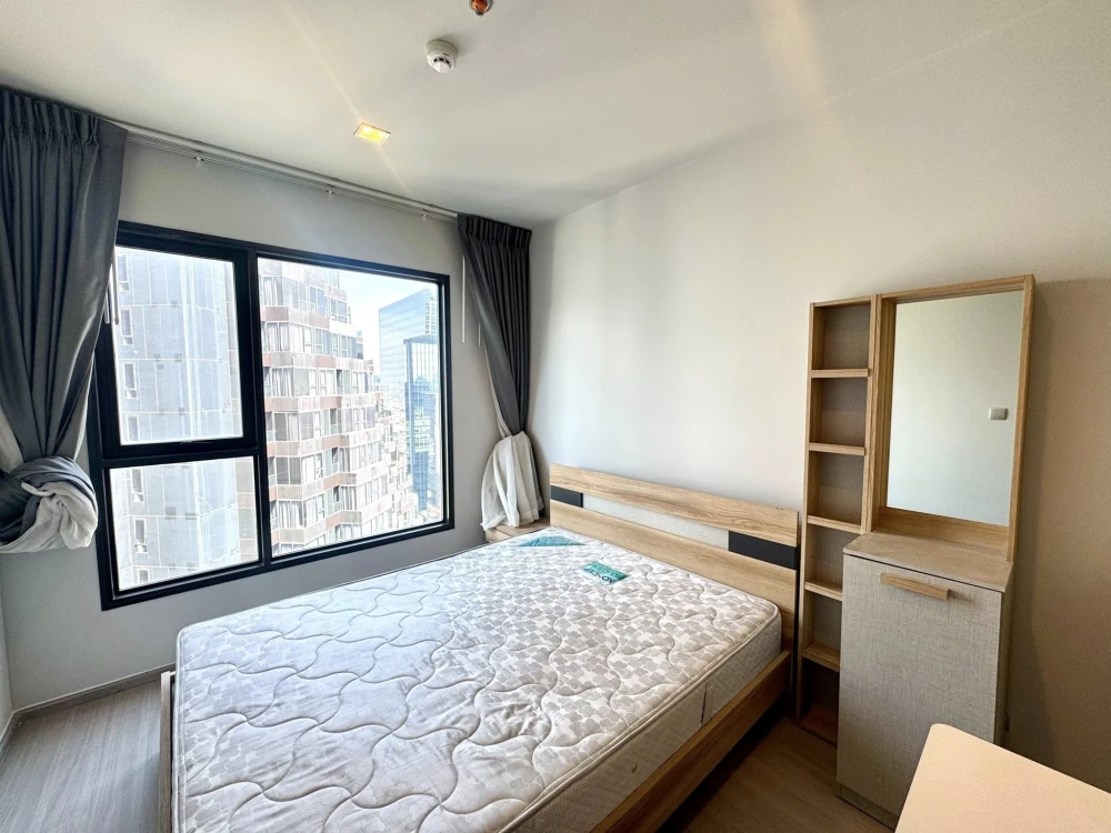 For rent: Life Asok-Rama 9, top floor unit, spacious, fully furnished with appliances. Don't miss out!