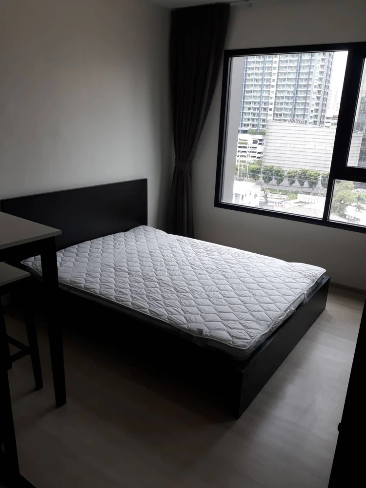 For rent: Life Asoke, 10th floor, nice room, fully furnished. Interested? Reserve now. Don't miss out!