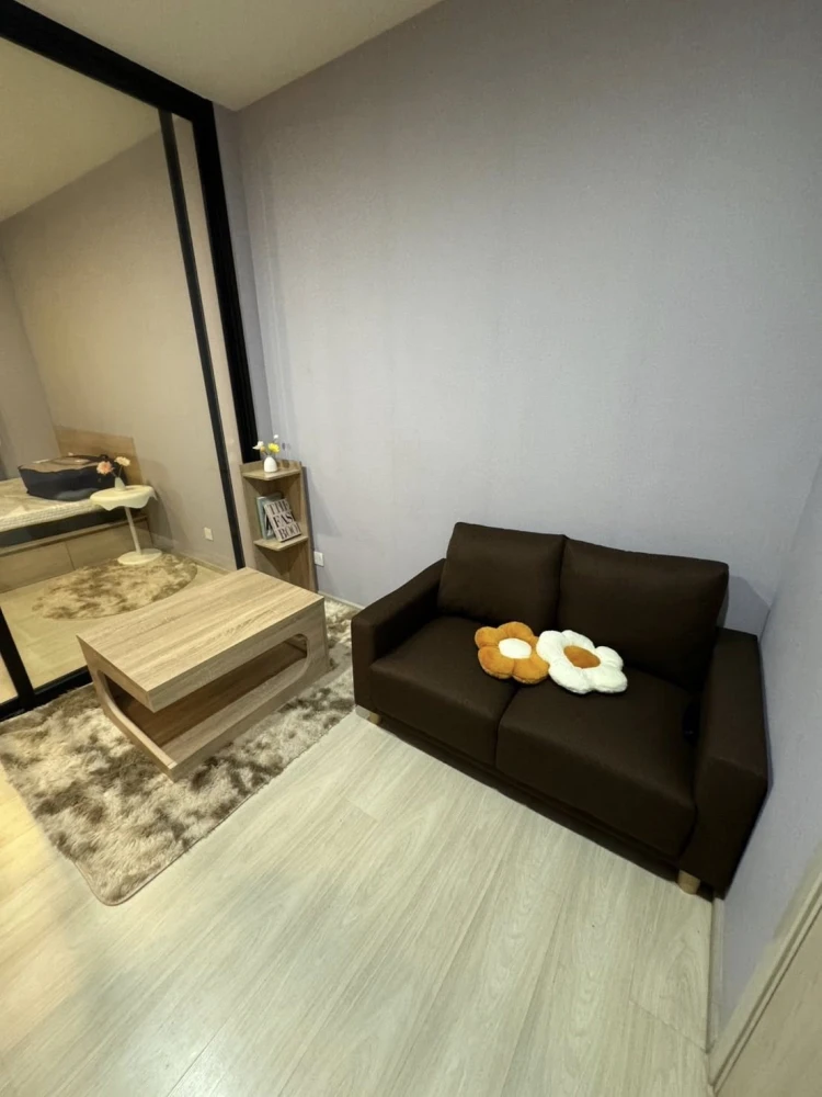 For rent: Life Asoke, 11th floor, pool view, fully furnished with appliances. A must-have!