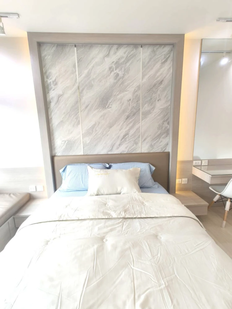 For rent: Life Asoke, 20th floor, beautiful view, comes with complete facilities. You must not miss it.