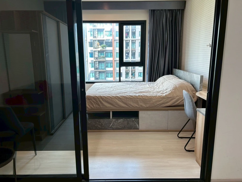 For rent: Life Asoke, 27th floor, swimming pool view, complete facilities, must arrange.