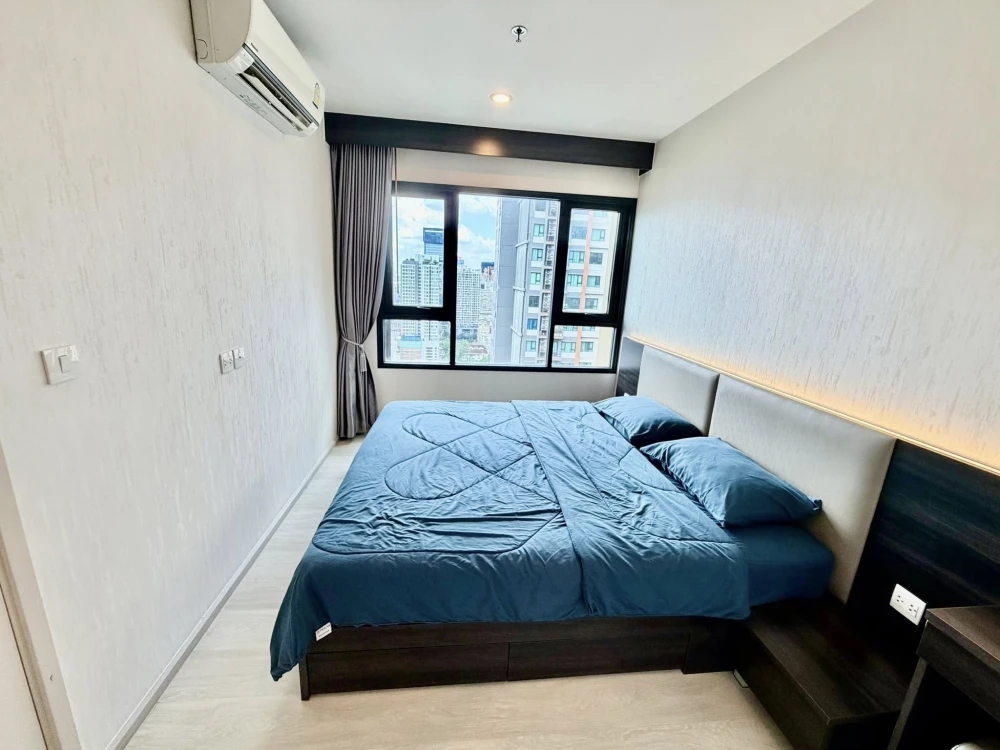 For rent: Life Asoke, 29th floor, fully furnished, nice room. If interested, hurry and reserve now. Don't miss out! Urgent!