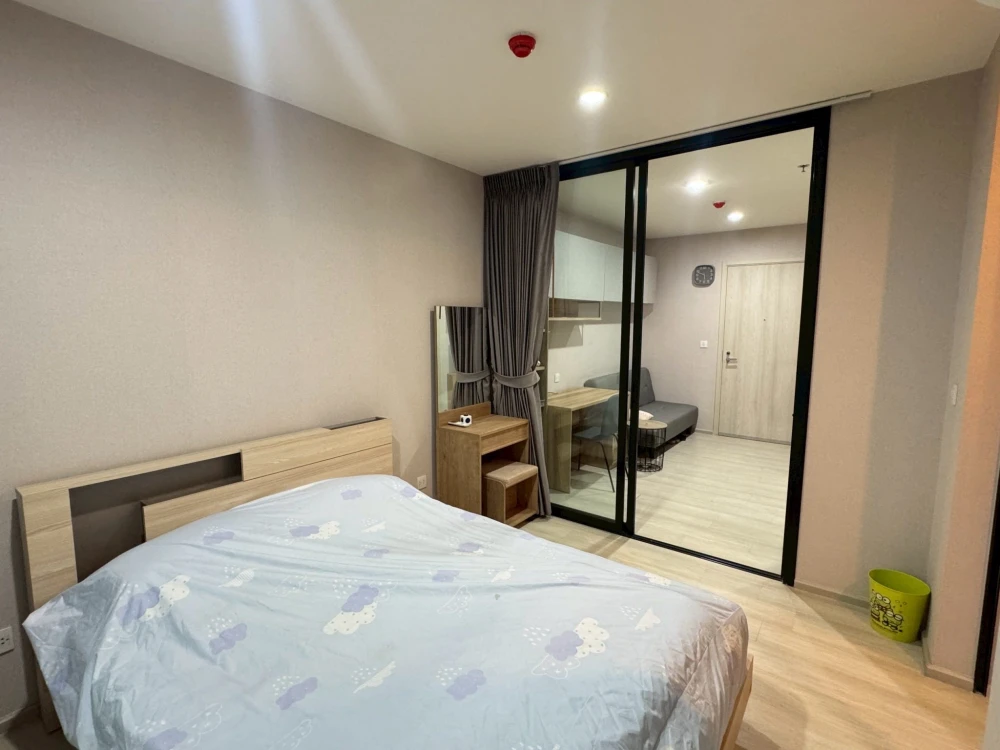 For rent: Life Asoke condo, 31st floor, beautiful view, fully furnished, with a private workspace. Extremely convenient location, perfect for working
