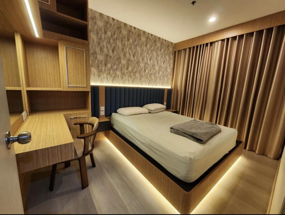 For rent: Life Asoke, 32nd floor, beautiful view, high floor, fully furnished, ready to move in. If interested, hurry and reserve now. Don't miss out.