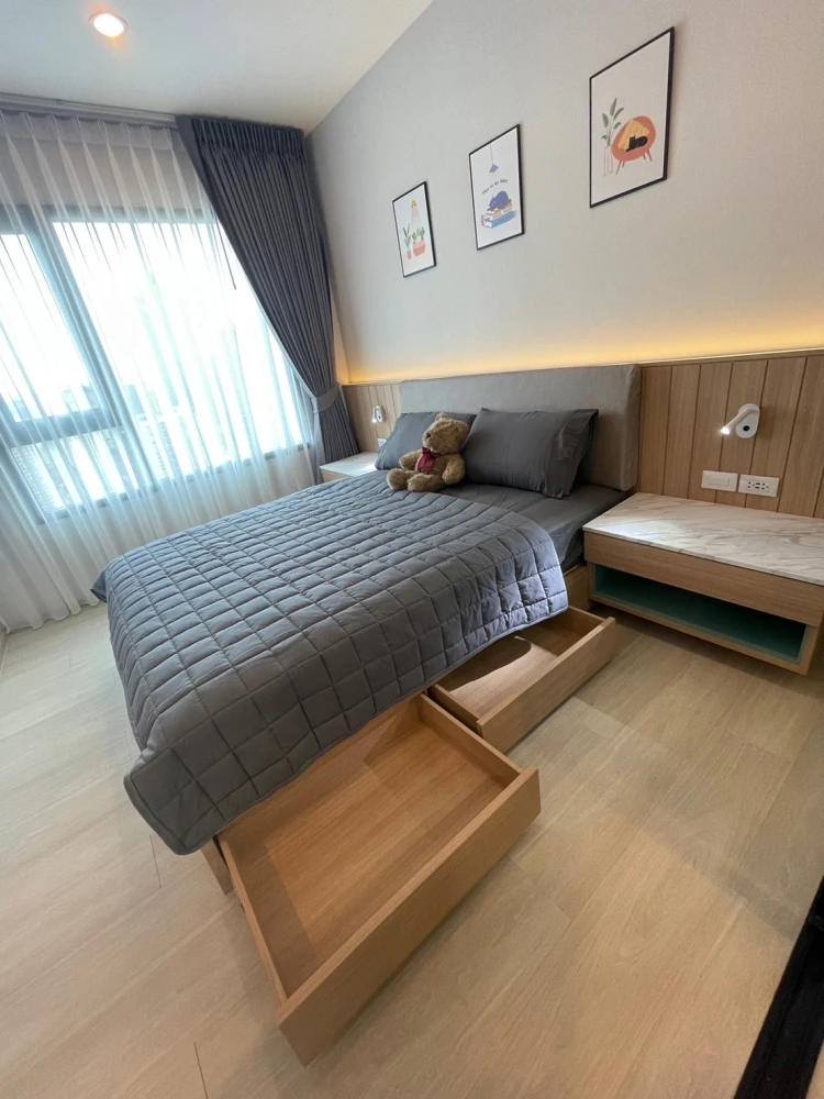 For rent: Life Asoke, 32nd floor, very high, facing north, cool all day, excellent built-in decoration, interested, reserve now.