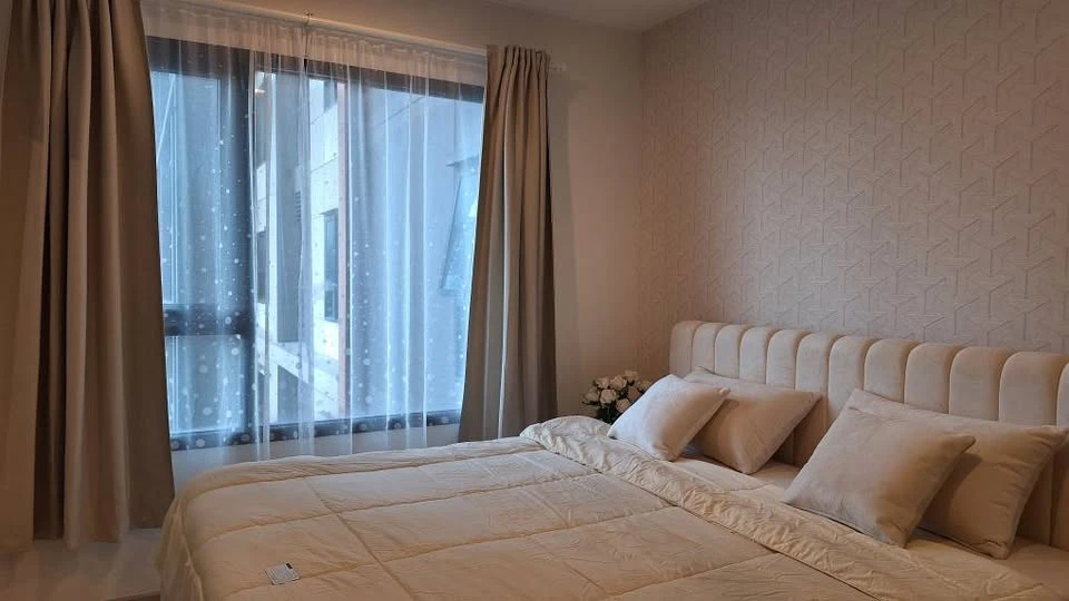 For rent: Life Asoke, high floor room, balcony with morning breeze and sunlight. Hurry and book now, don't miss out on this great deal!