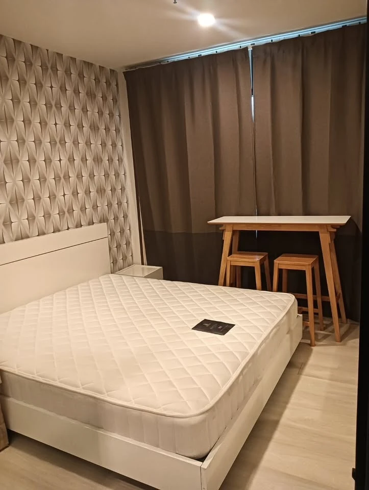 Life Asoke condo for rent, 18th floor. High-quality wallpaper and fully furnished. Just bring your suitcase and move in!