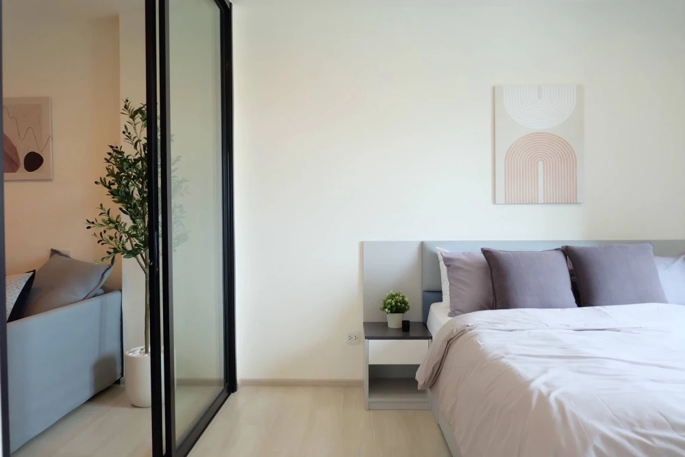 For rent: Life Asoke, ready to move in, furnished, just bring your bags.