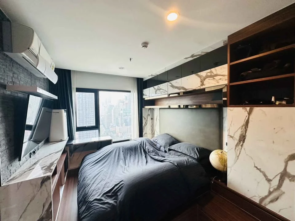 For rent: LIFE ASOKE, furnished room, ready to move in, 29th floor, high view, complete facilities, hurry and book now.