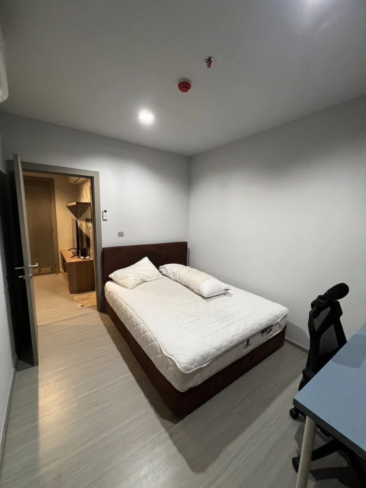 For rent: Life Asoke - Rama 9, a nice room with complete facilities. If you don't book, you'll regret it later.
