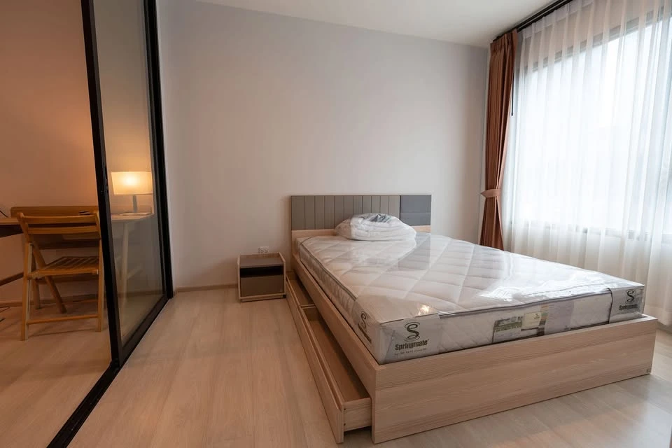 For rent: Life Asoke, 1 bedroom, 1 bathroom, fully furnished, just bring your bags and move in.