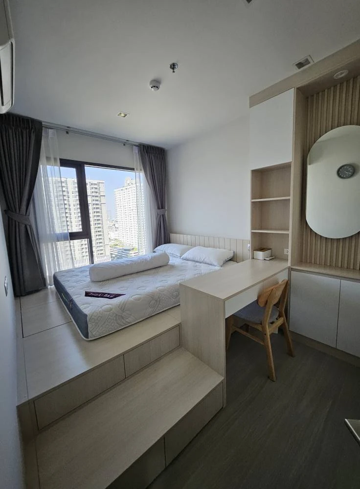 For rent: Life Asoke Hype, 17th floor, Makkasan view, built-in decoration, minimalist style, very Muji-Muji. Reserve now, get it first.