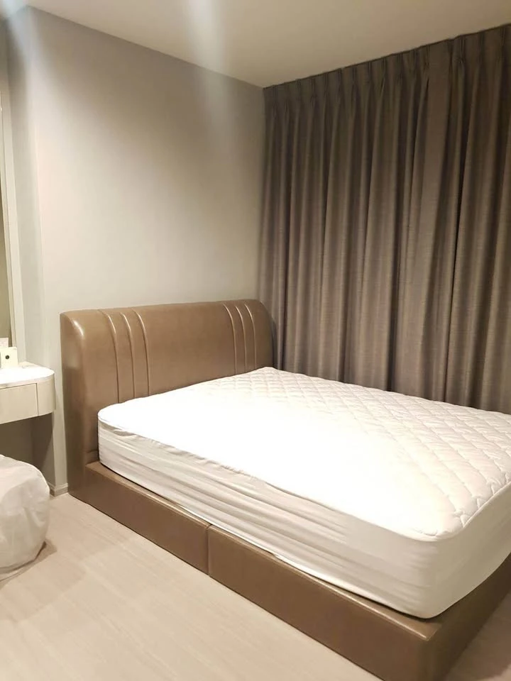 For rent: Life Asoke Hype condo, pool view, breezy, not hot, beautiful room, fully furnished, ready to move in immediately.