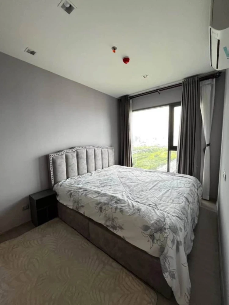 Life Asoke Hype condo for rent. High-floor city view. Modern and practical space layout. You won't be disappointed if you book now.