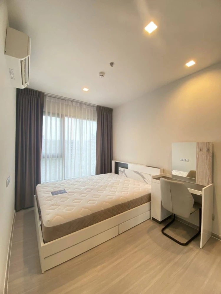 For rent: Life Asoke Hype, spacious room, lots of usable space, comes with a large sofa, nice view, book now