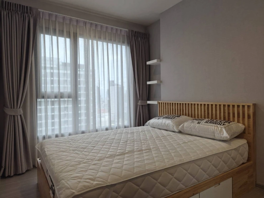 For rent: Life Asoke Hype, a great-living unit in a prime location, fully furnished. Don't miss out!