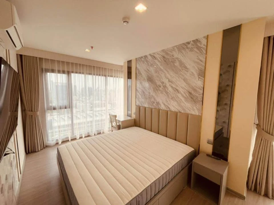 For rent: Life Asoke Hype, a luxurious room with fully furnished and ready to move in, just move in.
