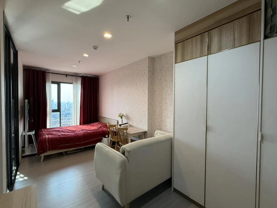 For rent: Life Asoke Hype condo, 38th floor, very high floor with amazing city views. Don't miss out!