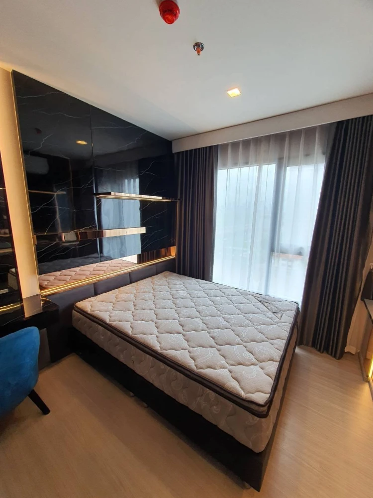For rent: Life Asoke Hype, a beautifully decorated room with an auspicious room number, built-in walls and quality furniture. Reserve now!