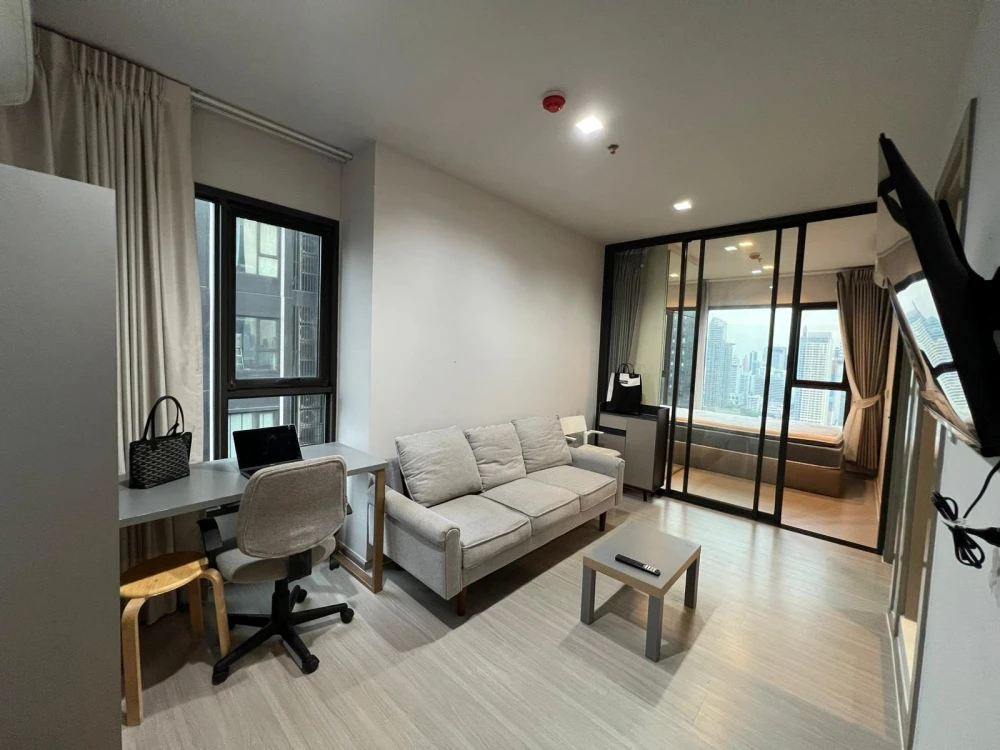 For rent: Life Asoke-Rama 9, high floor, open view, good breeze, comfortable living, fully furnished, ready to move in immediately.