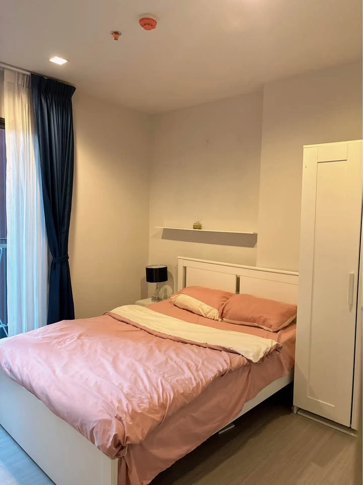For rent: Life Asoke-Rama 9, 25th floor, very high, 2 bedrooms, spacious area, don't miss it.
