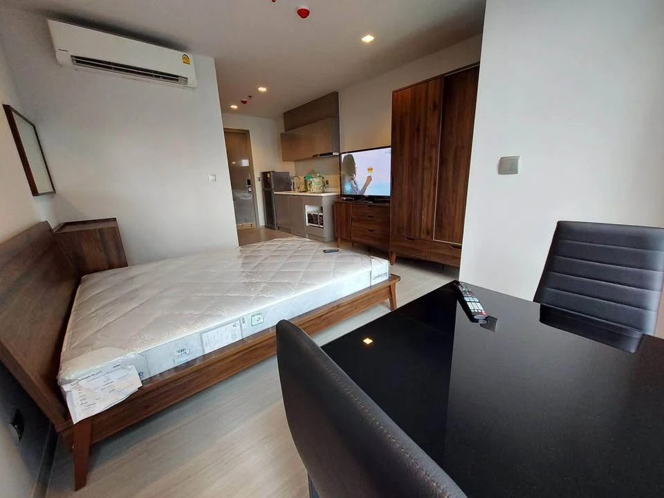 For rent: Life Asoke-Rama 9, Building A, 16th floor. The room is fully furnished; just bring your belongings and move in.