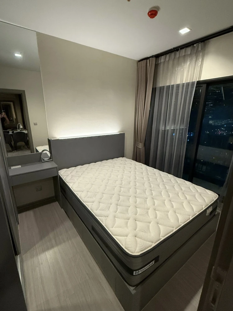For rent: Life Asoke-Rama 9, spacious room, 18th floor, not hot, good ventilation, great view. Book now to secure your spot!