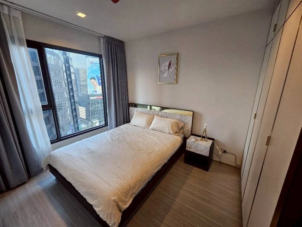For rent: Life Asoke-Rama 9, high floor, lots of usable space, fully furnished, just bring your own luggage and you can move in.