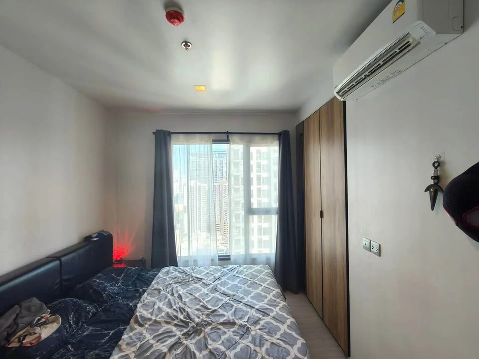 For rent: Life Asoke Rama 9, a lovely unit on the 27th floor with a great view. Fully furnished with appliances; just bring your personal belongings a
