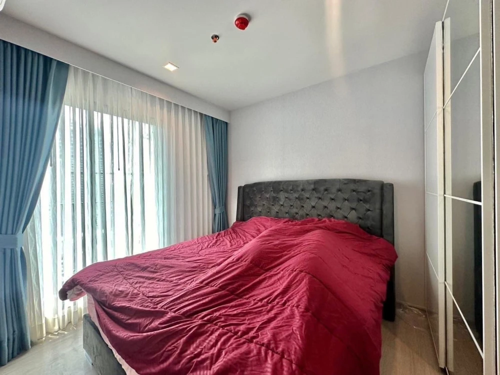 For rent: Life Asoke-Rama 9, high floor unit, fully furnished. Book now!
