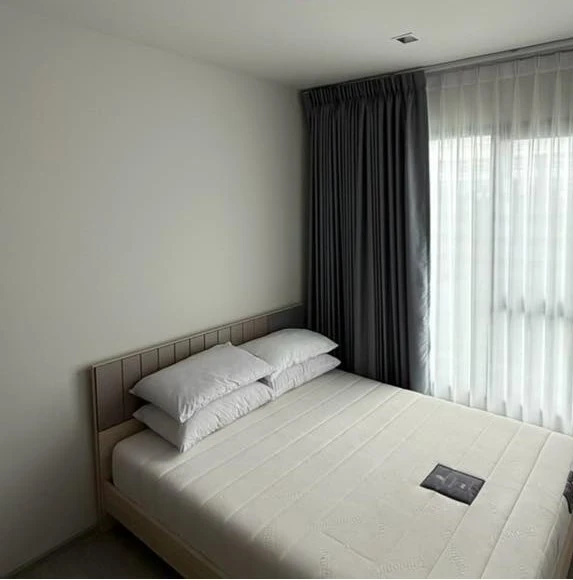 For rent: Life Asoke-Rama 9, corner room, not crowded, comes with complete furniture, just bring your bags and move in.