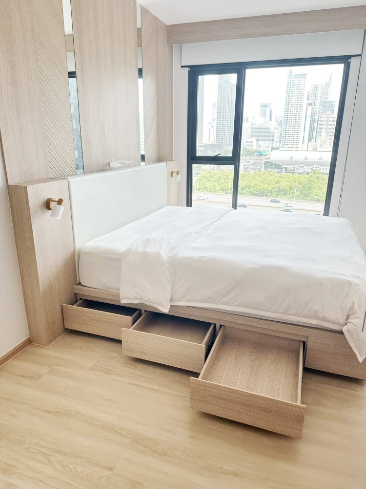 For rent: Life Asoke-Rama 9, beautiful room, decorated in a controlled tone, built-in marble pattern wall, very cool, don't miss it.