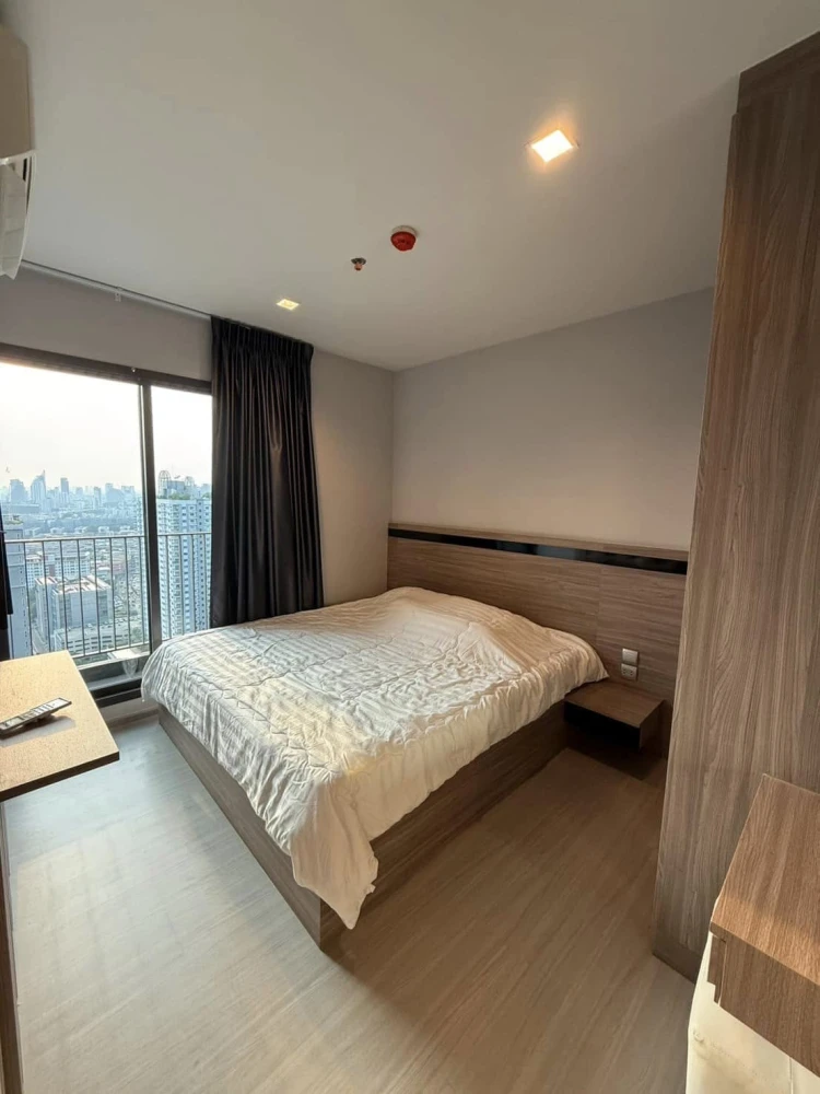 For rent: Life Asoke-Rama 9, beautiful room, high floor, city view, not hot, near elevator, built-in furniture, must book.