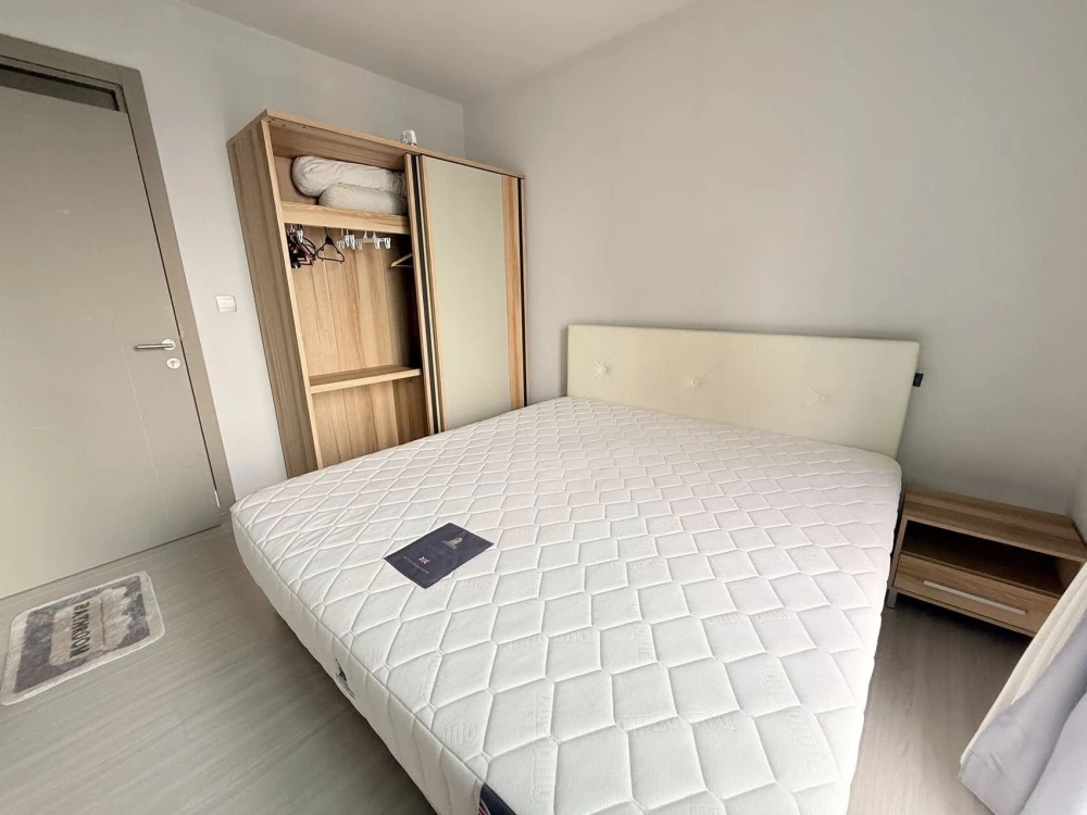 For rent: Life Asoke-Rama 9, 2-bedroom unit, spacious area, fully furnished, ready to move in.