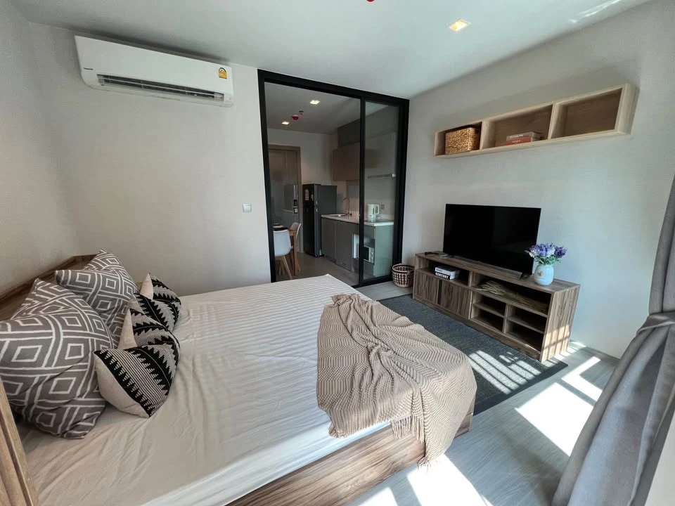 For rent: Life Asoke-Rama 9. Unblocked view of Makkasan, beautifully decorated, very livable. A must-have!