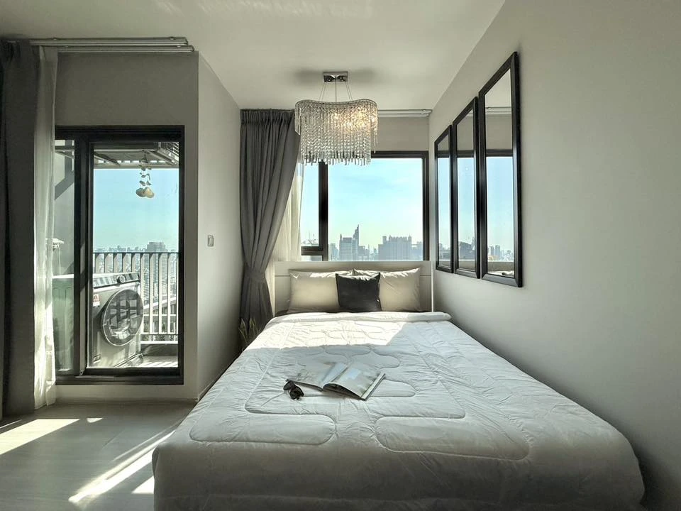 For rent: Life Asoke-Rama9, grandmother's unit on the 40th floor with high-floor view. Fully furnished with appliances. Don't miss this opportunity!
