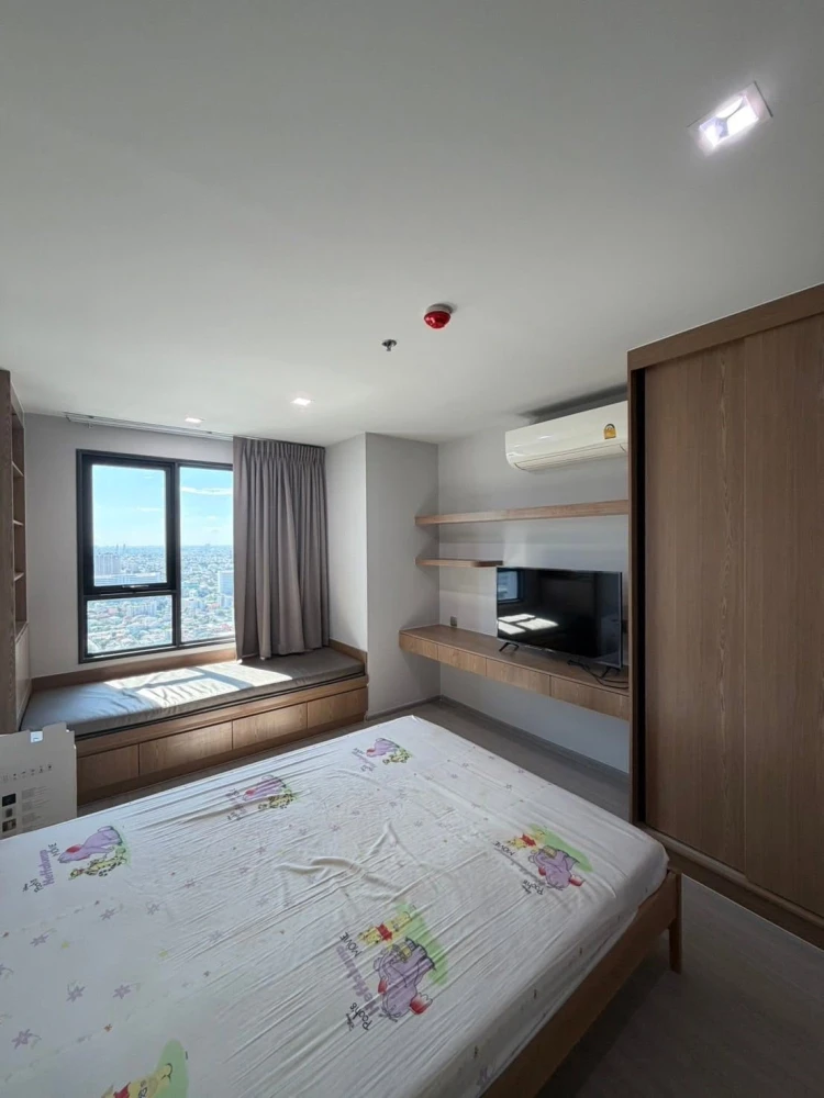 For rent: Life Ladprao, 44th floor, corner room, city view, fully furnished, ready to move in, reserve now, don't wait.