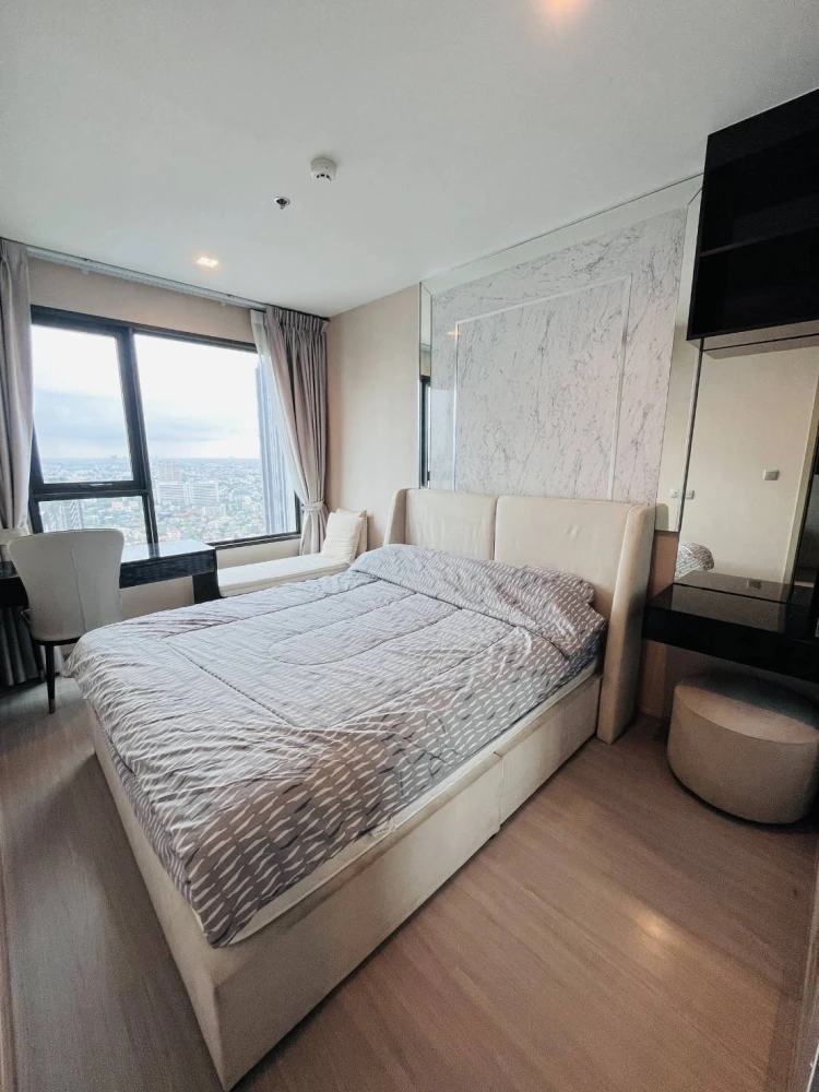 For rent: Life Ladprao, high floor unit, spacious and comfortable, fully furnished with complete amenities. Just bring your suitcase!
