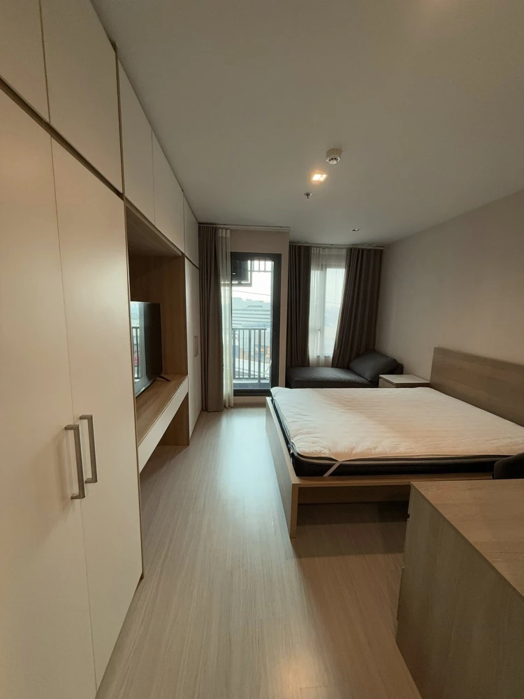 For rent: Life Ladprao, corner room, wall attached to one other room, very high floor, beautiful city view, move now, don't hesitate.