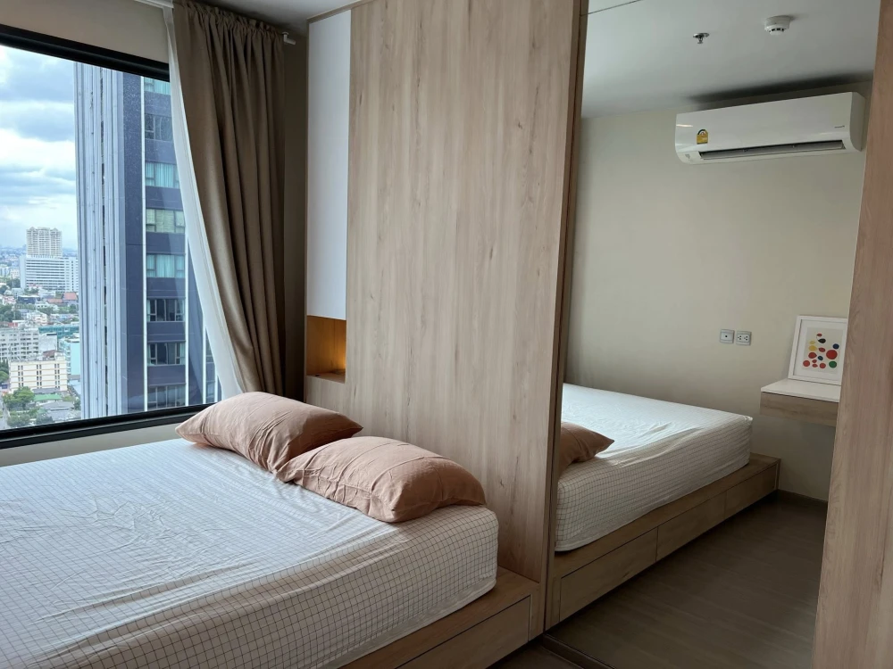 For rent: Life Ladprao, a room decorated in a Muji minimalist style, with a beautiful view from a high floor. With a good deal like this, what are you